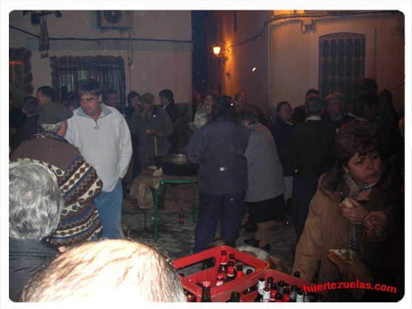 Comiendo caldereta en la plaza