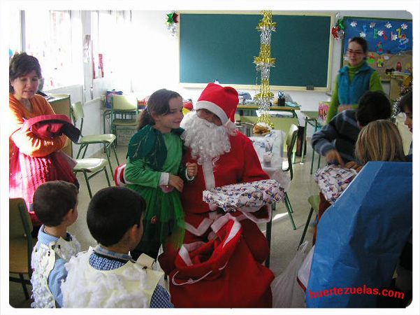 Entrega de regalos en la escula