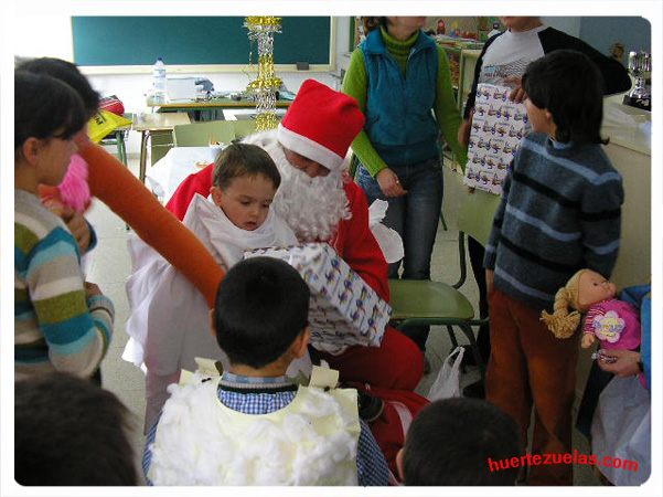 Entrega de regalos en la escula